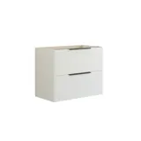 Baderomsinspirasjon med hvit servantskap med elegante riller og vakker servant, hvite marmorvegger og -gulv for et lyst og moderne uttrykk.