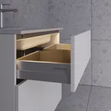 Rått og moderne bad i urban stil. Flotte servantskap og runde speil med sorte kanter