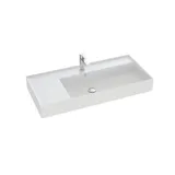 Baderom med skrå vegger inspirasjon, med baderomsmøbler i lilla med elegante rammefronter, flott oval speil med lampe, vakker og praktisk hylle, samt lilla malt vegg og grått fiskebeinsgulv som gir et elegant og moderne uttrykk.