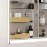 Lite baderomsinspirasjon med vaskeskap i spesialfarge med integrert grep, speilskap med lamper, dekorasjonsspeil med tonet glasshylle, hvite fiskebeinsfliser gir et stilrent og klassisk uttrykk.