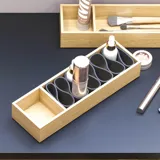 Lite baderom inspirasjon i klassisk stil med vaskeskap samt overskap i olivengrønn, vakkert firkantet speil, fiskebeinsgulv samt tapet gir et luksuriøst og raffinert uttrykk.