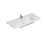 Stor baderomsinspirasjon med lys blå baderomsmøbler med lys tretopper, elegante speilskap, minimalistiske svarte ben og håndtak, dobbelt baderomssett og store hvite marmorfliser gir et klassisk, moderne og symmetrisk uttrykk