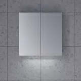 Stilren og minimalistisk baderomsinspirasjon med mikro servant og lite servantskap, firkantet speil med avrundede hjørner og lampe, samt elegant speilskap.