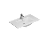 Baderomsinspirasjon med avlange blå fliser, elegant beige servantskap og høyskap med svarte, minimalistiske og avlange håndtak og et rundt speil med lys som gir et vakkert og kontrastfylt uttrykk.