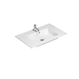 Stilfull baderomsinspirasjon med beige servantskap med innerskuff, overskap, åpen hylle, ovalt speil med belysning, matchende pendler, hylle under speilet, og vegghengt toalett. Vegger med lyse, avlange fliser