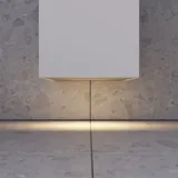 Stor urban baderomsinspirasjon med møbler i naturlig eik, steinbenkeplate med firkantet vask, rundt speil med svart kant, naturfarger og terrakottagulv gir et industrielt og moderne utseende