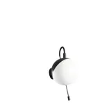 Baderom med skrå vegger inspirasjon, med baderomsmøbler i lilla med elegante rammefronter, flott oval speil med lampe, vakker og praktisk hylle, samt lilla malt vegg og grått fiskebeinsgulv som gir et elegant og moderne uttrykk.