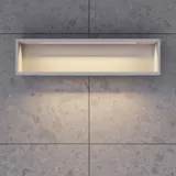 Stilfull baderomsinspirasjon med beige servantskap med innerskuff, overskap, åpen hylle, ovalt speil med belysning, matchende pendler, hylle under speilet, og vegghengt toalett. Vegger med lyse, avlange fliser