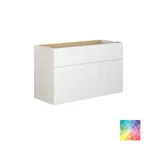 Stilfullt og luksuriøst baderom med myke grønne nyanser, et stort elegant rundt speil og et moderne, sofistikert grønt toalett