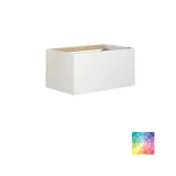 Stilfull baderomsinspirasjon med beige servantskap med innerskuff, overskap, åpen hylle, ovalt speil med belysning, matchende pendler, hylle under speilet, og vegghengt toalett. Vegger med lyse, avlange fliser