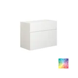 Elegant og moderne baderomsinspirasjon med skråtak, vegghengte blå servantskap og underskap, rund servant med messingarmatur, opplyst speil og naturlig lysinnfall