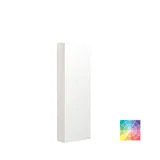 Stilfullt og luksuriøst baderom med myke grønne nyanser, et stort elegant rundt speil og et moderne, sofistikert grønt toalett