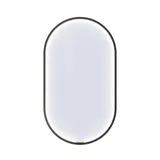 Moderne og stilfull baderomsinspirasjon med ovalt speil med svart ramme og lysstyring, farget toalett, servantskap, underskap og skap i rødbrun eik, Silestone servant og matchende gulv