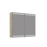 Stor baderomsinspirasjon med lys blå baderomsmøbler med lys tretopper, elegante speilskap, minimalistiske svarte ben og håndtak, dobbelt baderomssett og store hvite marmorfliser gir et klassisk, moderne og symmetrisk uttrykk