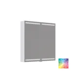 Liten baderomsinspirasjon med servantskap og overskap over toalett i beige spesialfarge, elegant speilskap med integrert lys, de lyse fargene og hvite gardinet skaper en romantisk og feminin atmosfære.