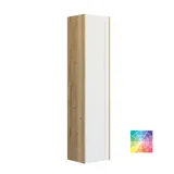 Stor baderomsinspirasjon med lys blå baderomsmøbler med lys tretopper, elegante speilskap, minimalistiske svarte ben og håndtak, dobbelt baderomssett og store hvite marmorfliser gir et klassisk, moderne og symmetrisk uttrykk