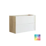 Stor baderomsinspirasjon med lys blå baderomsmøbler med lys tretopper, elegante speilskap, minimalistiske svarte ben og håndtak, dobbelt baderomssett og store hvite marmorfliser gir et klassisk, moderne og symmetrisk uttrykk