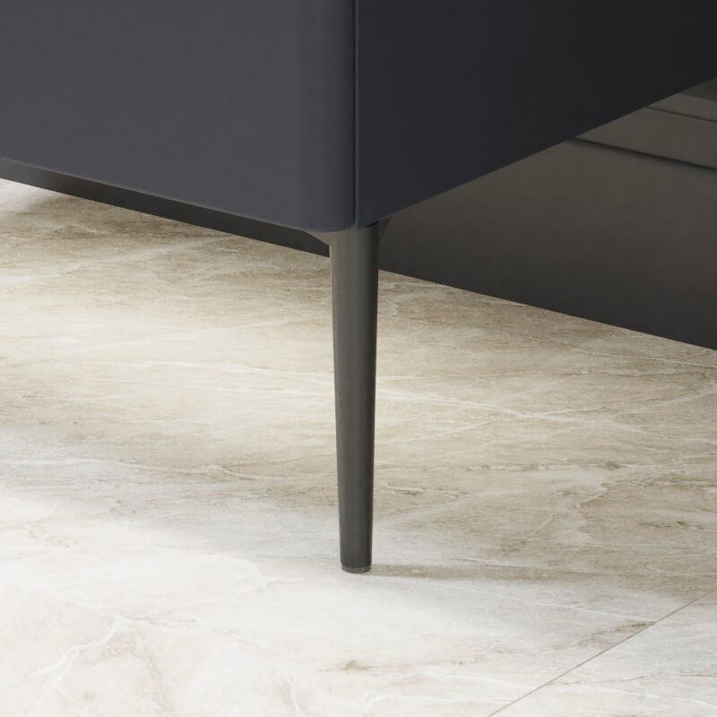 Baderomsinspirasjon med mørkeblå veggpaneler, romantisk blomstrete tapet, mørkeblå servantskap med myke former og et vakkert rundt speil med lys som skaper et vintage uttrykk