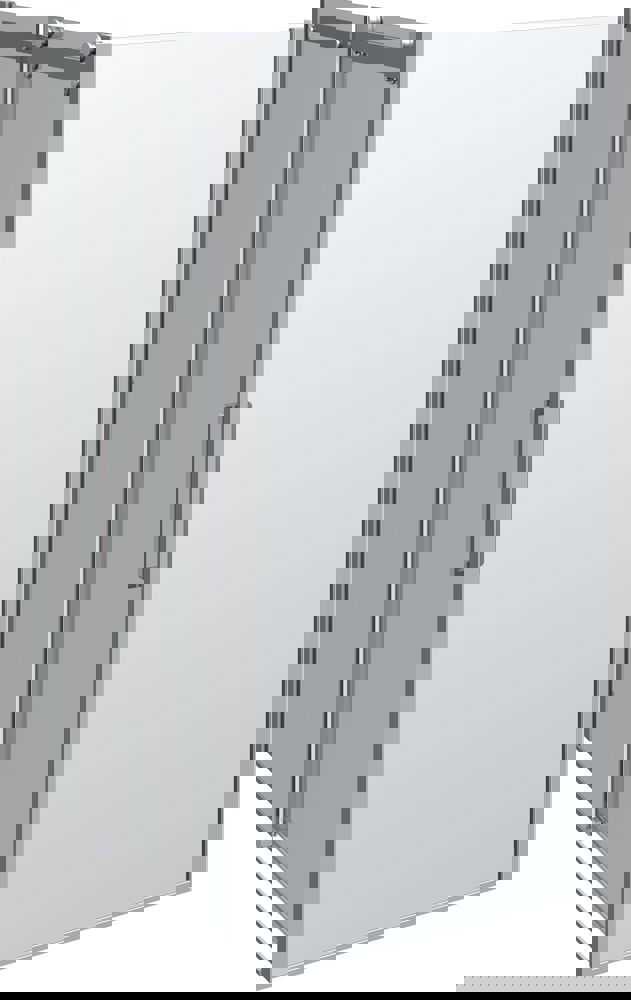 Stor baderomsinspirasjon med hvite møbler med riller, elegante benkeplater og bordstående servanter, ovale speil med lys, synlige bjelker og mønstrede fliser gir et vintage og stilfullt uttrykk