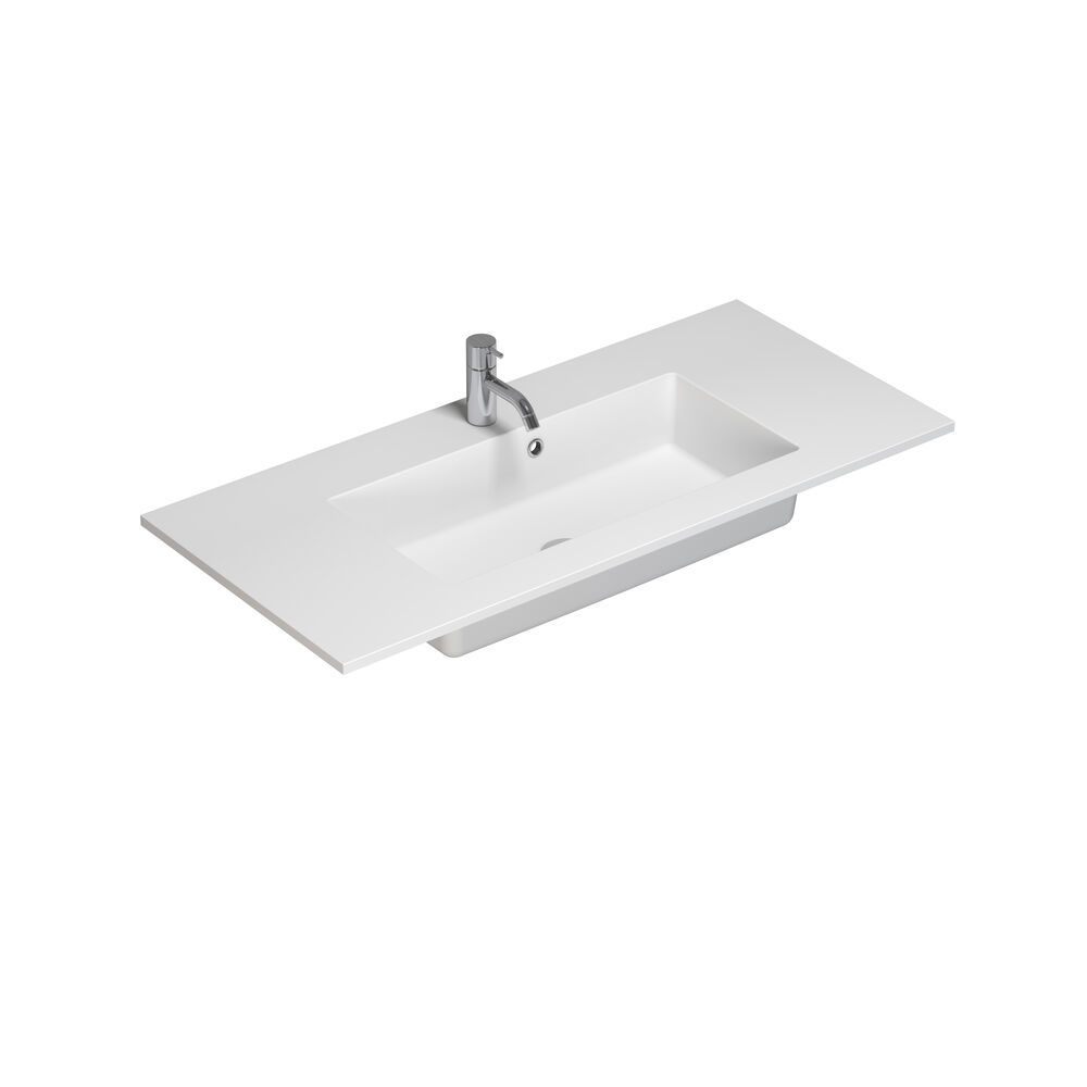 Stor baderomsinspirasjon med lys blå baderomsmøbler med lys tretopper, elegante speilskap, minimalistiske svarte ben og håndtak, dobbelt baderomssett og store hvite marmorfliser gir et klassisk, moderne og symmetrisk uttrykk