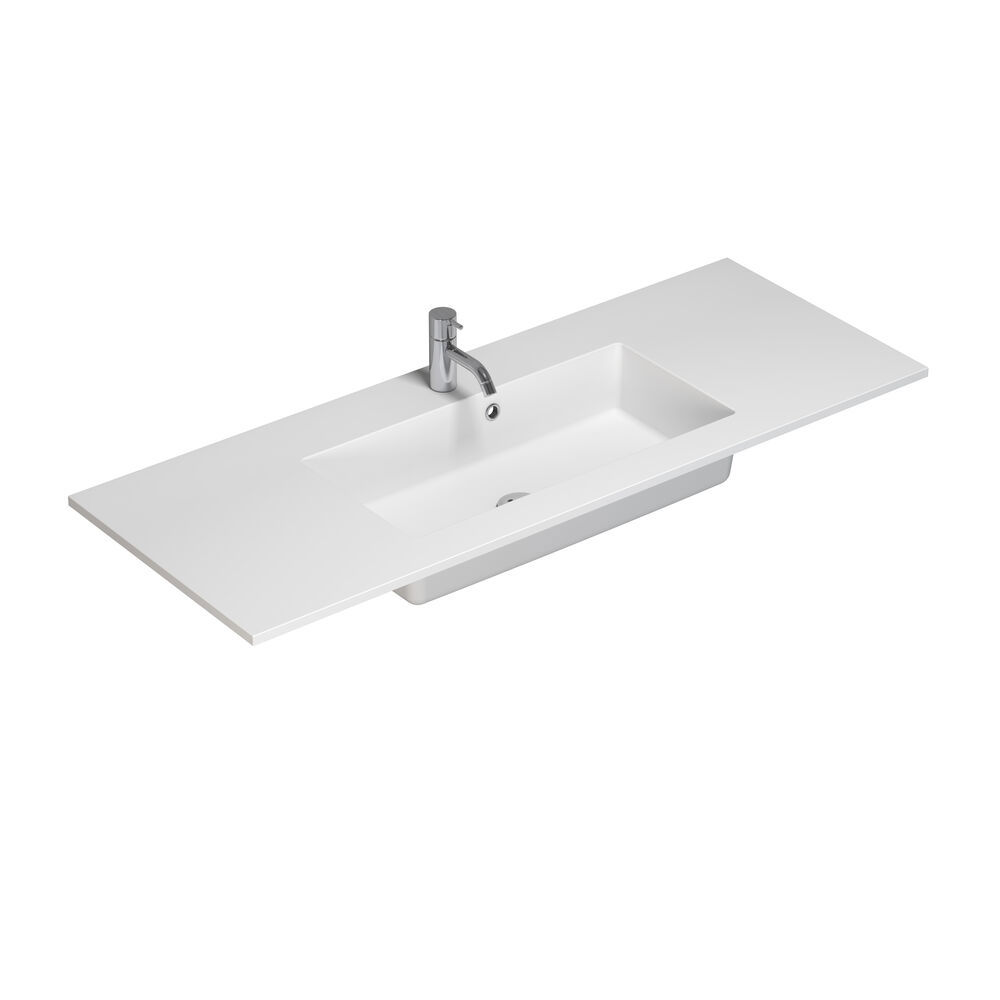 Stort bad i grønne farger med servantskap, ovalt speil med messingkant og flotte dører med ramme