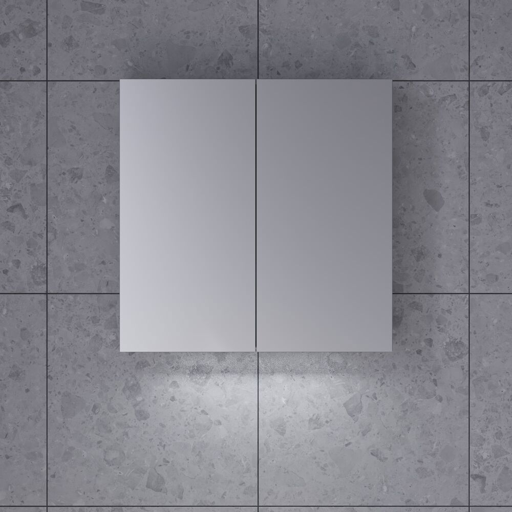 Stor baderomsinspirasjon i nordisk stil med baderomsmøbler i lys blå farge og trebenkeplate med elegant bordstående servant, fiskebensgulv i tre som skaper en lys og klassisk stil