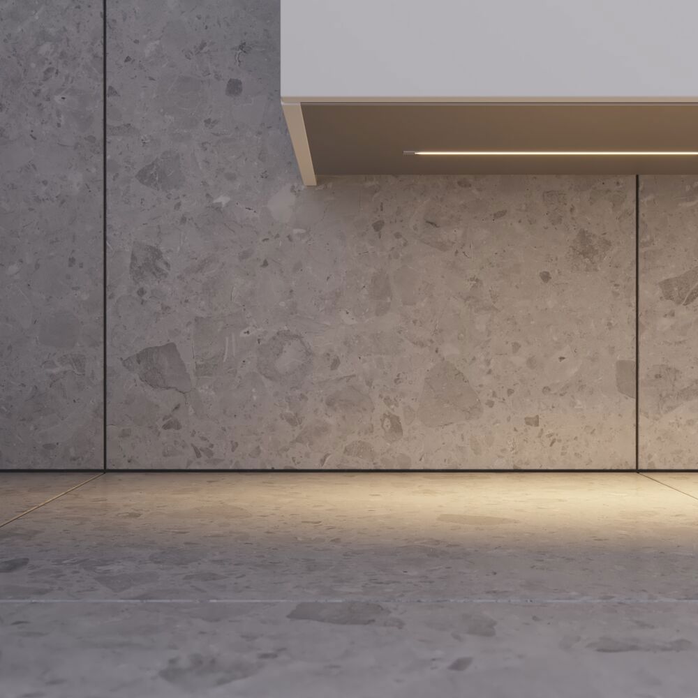 Inspirerende baderom med spesiallagde lilla skap med elegante riller, stilfull benkeplate og frittstående vask, stort speil med messingkant, fliser og vegger i lilla nyanser gir et romantisk og feminint preg