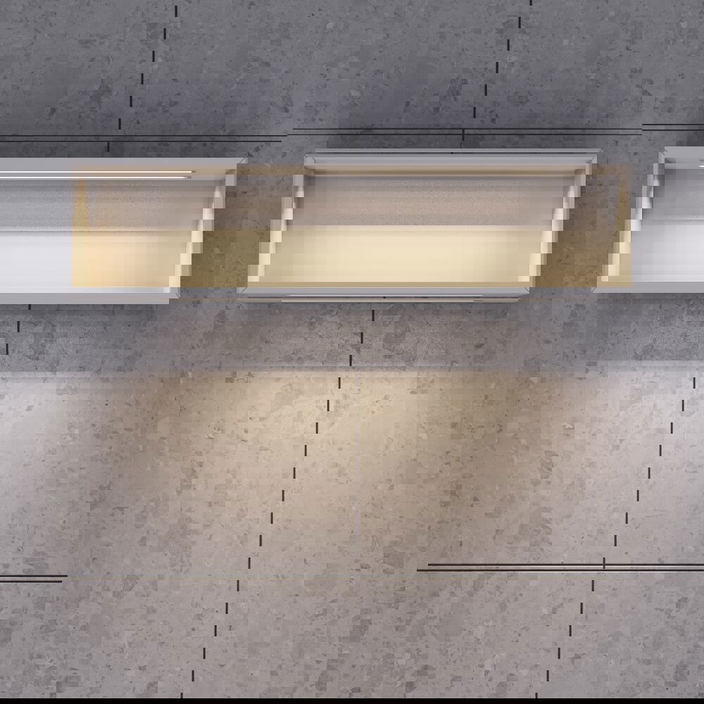 Lite, stilfullt baderom med mørkeblå vegger, myke gule baderomsmøbler med riller, og elegant rundt speil med lampe.