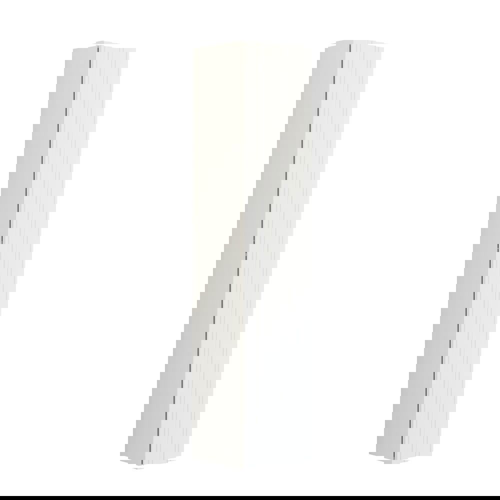 Stor baderomsinspirasjon med hvite møbler med riller, elegante benkeplater og bordstående servanter, ovale speil med lys, synlige bjelker og mønstrede fliser gir et vintage og stilfullt uttrykk