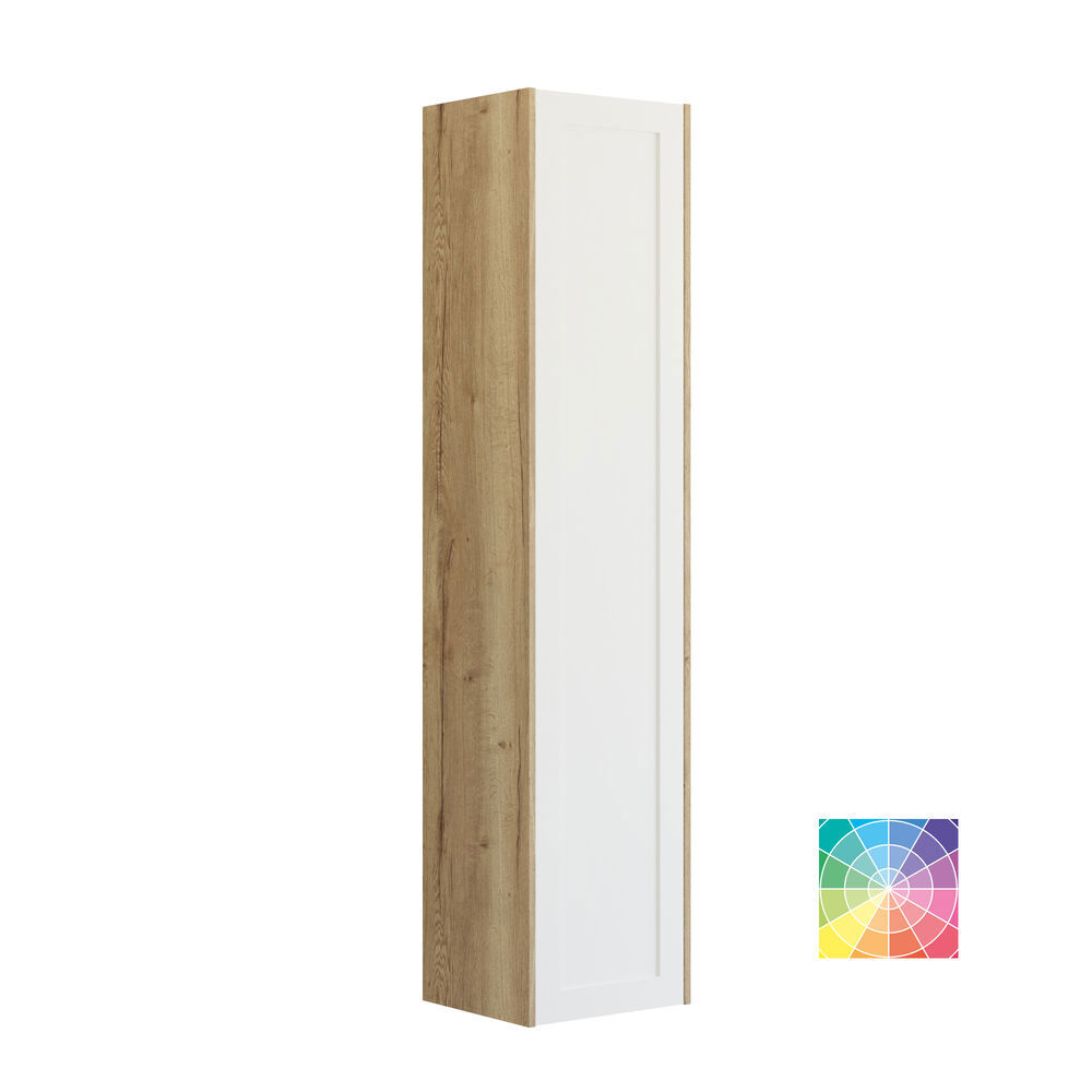 Stor baderomsinspirasjon med lys blå baderomsmøbler med lys tretopper, elegante speilskap, minimalistiske svarte ben og håndtak, dobbelt baderomssett og store hvite marmorfliser gir et klassisk, moderne og symmetrisk uttrykk