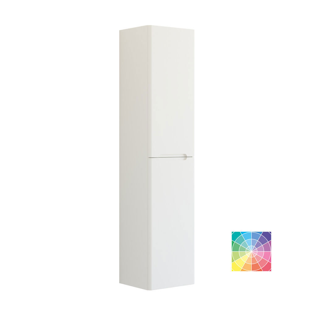 Baderomsinspirasjon med røde vegger, mykt formede røde servantskap og høyskap, elegant hvit servant og et vakkert ovalt speil med lys som sammen med de naturlige omgivelsene skaper et vintage uttrykk