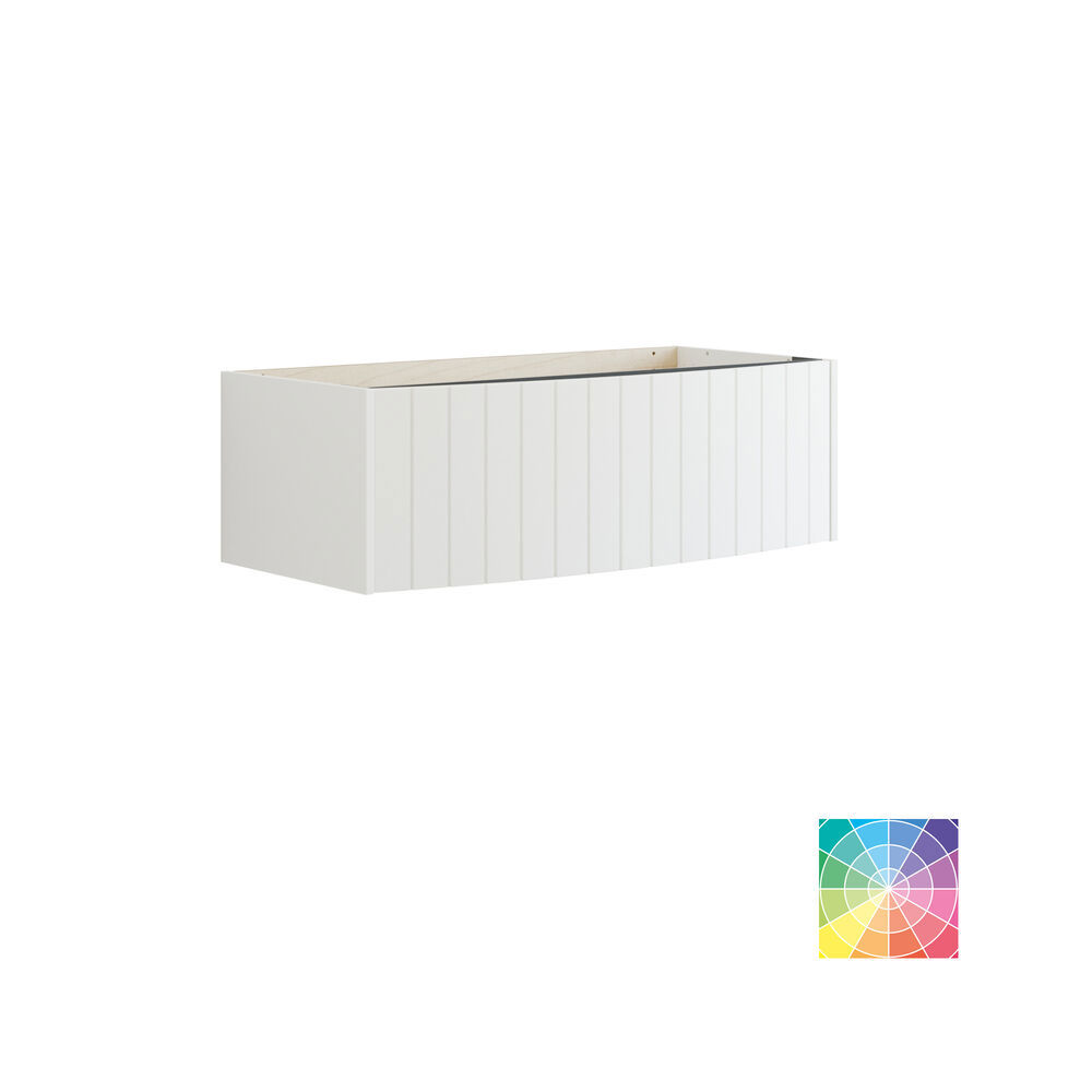 Inspirerende baderom med spesiallagde lilla skap med elegante riller, stilfull benkeplate og frittstående vask, stort speil med messingkant, fliser og vegger i lilla nyanser gir et romantisk og feminint preg