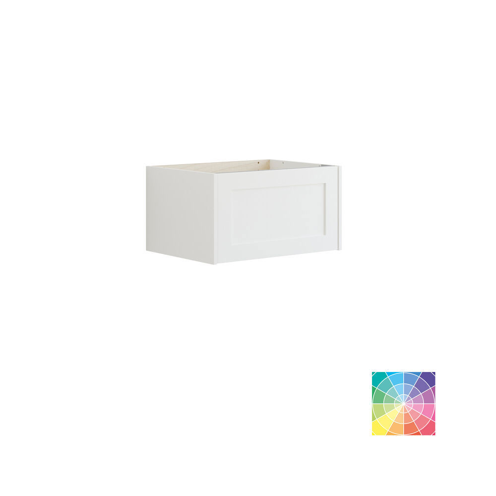 Lite baderom inspirasjon i klassisk stil med vaskeskap samt overskap i olivengrønn, vakkert firkantet speil, fiskebeinsgulv samt tapet gir et luksuriøst og raffinert uttrykk.