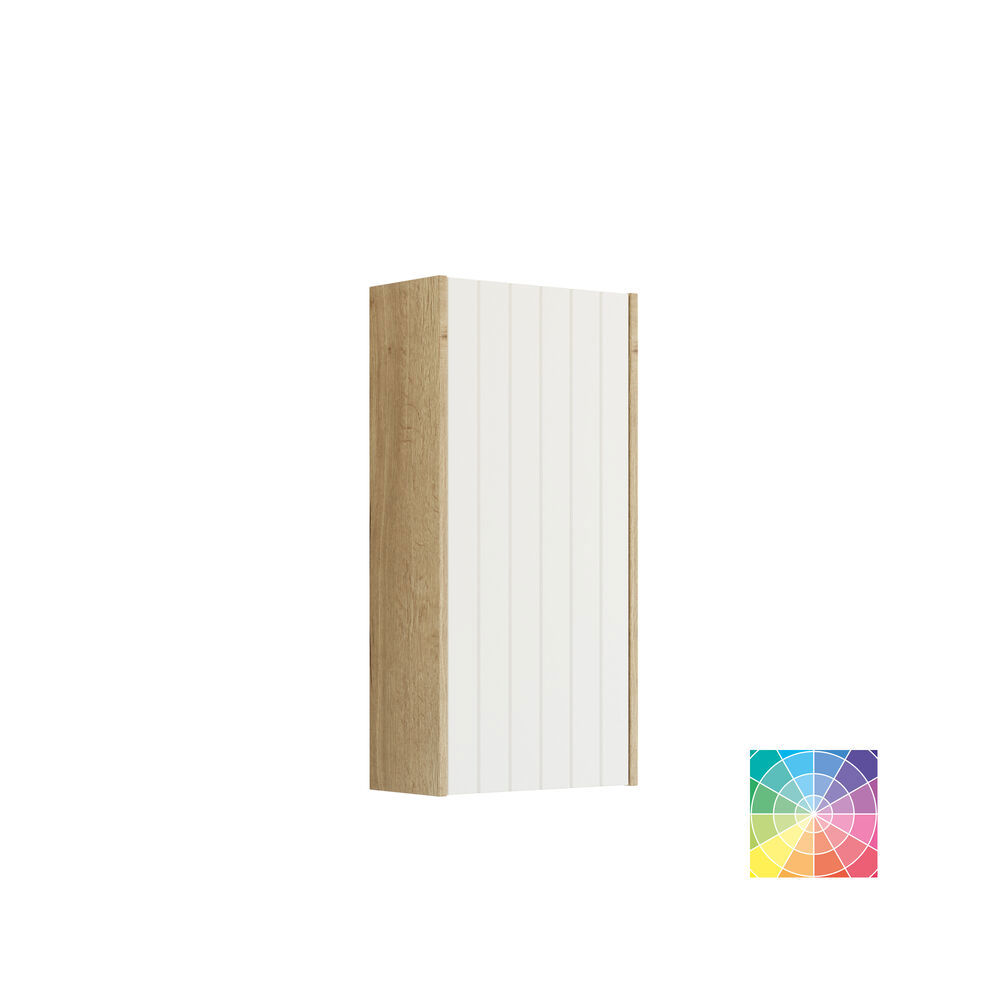 Baderomsinspirasjon med baderomsmøbler i grønn spesialfarge med sider i naturlig eik, elegante riller, stilfull benkeplate med romantisk oval bordstående servant, vakkert ovalt speil, gir sammen med blomstrete tapet et yndefullt, vintage retro uttrykk.