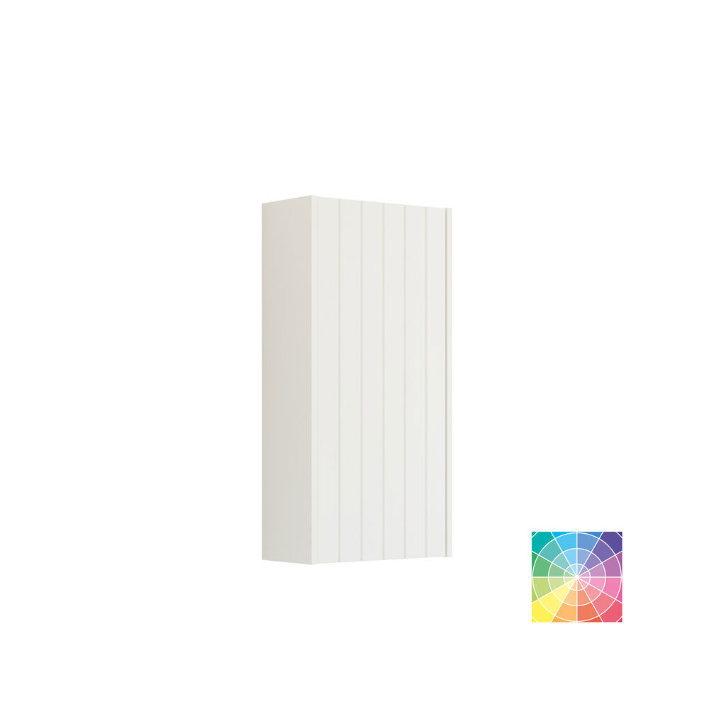 Stort vintage retro baderomsinspirasjon med terrakottafarget servantskap med riller, elegant tynn benkeplate og vakker bordstående servant, stilfullt ovalt speil med messingkant. Lyserosa fliser og grå sildebensfliser gir et romantisk og feminint uttrykk