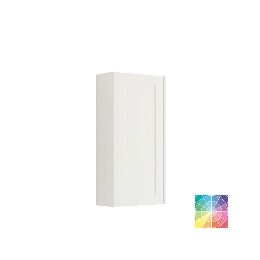 Stort bad i grønne farger med servantskap, ovalt speil med messingkant og flotte dører med ramme