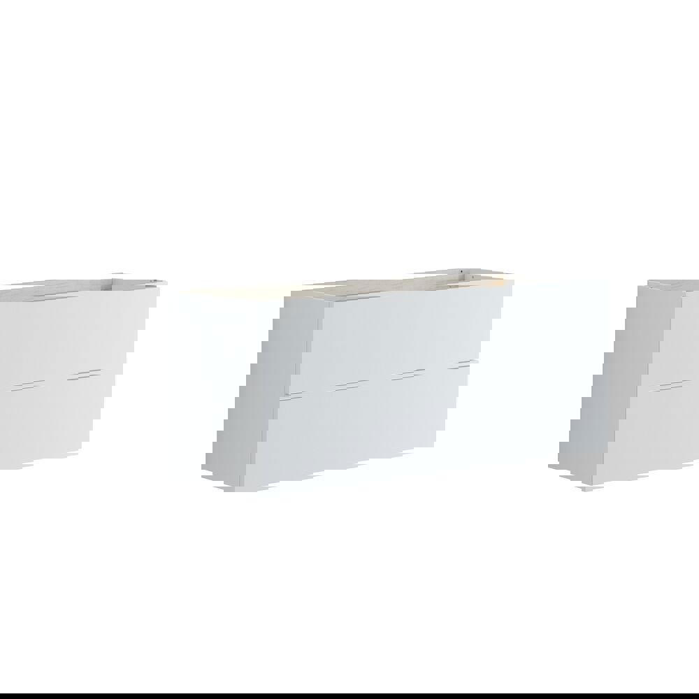 Stort baderomsinspirasjon i moderne og minimalistisk stil med hvite baderomsmøbler og elegant sort benkeplate med firkantede frittstående vasker, estetiske og praktiske innebygde speilskap med lysramme samt walk-in dusj