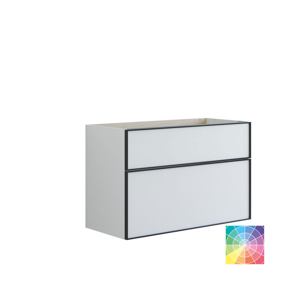 Baderom med skrå vegger inspirasjon, med baderomsmøbler i lilla med elegante rammefronter, flott oval speil med lampe, vakker og praktisk hylle, samt lilla malt vegg og grått fiskebeinsgulv som gir et elegant og moderne uttrykk.