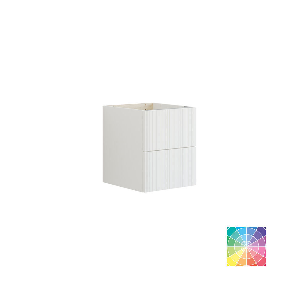 Baderom med skrått tak inspirasjon, beige baderomsmøbler med rifler, elegant benkeplate og firkantet bordstående servant, vakkert firkantet speil med stilige hyller, blå vegger, store vinduer og sort fiskebeinsgulv gir et lyst og urbant uttrykk.