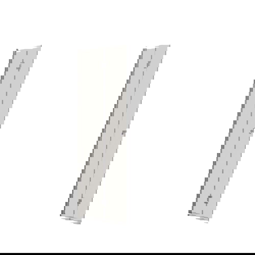 Baderomsinspirasjon med dusjskjerm med fast vegg og foldedør i klart glass og sateng som gir et lyst og moderne uttrykk.