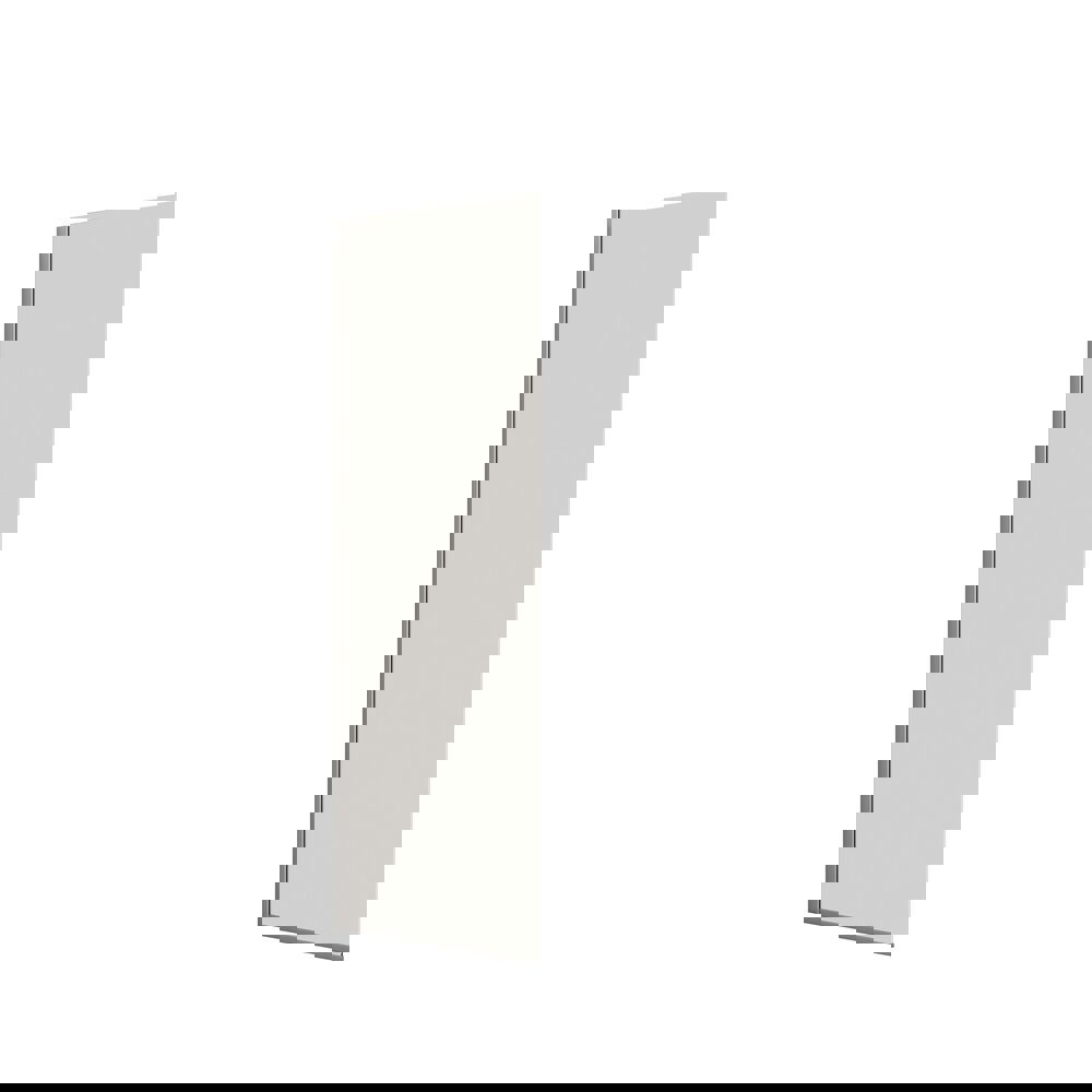 Baderomsinspirasjon med dusjskjerm med fast vegg og foldedør i klart glass og sateng som gir et lyst og moderne uttrykk.