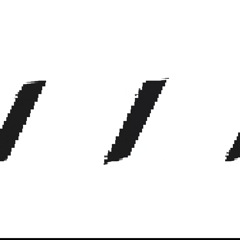 Stort baderomsinspirasjon med baderomsmøbler i noir eik med elegante lameller, stilfull dobbel servant, firkantede speil, hvite fliser med geometrisk mønster gir et lyst, symmetrisk og klassisk uttrykk.