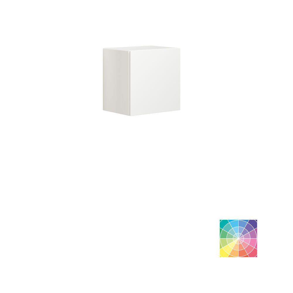 Stilrent og romslig baderomsinspirasjon med stort rundt speil med svart ramme, mørk steinvask, farget toalett, overskap og åpen hylle i et sofistikert og dempet design