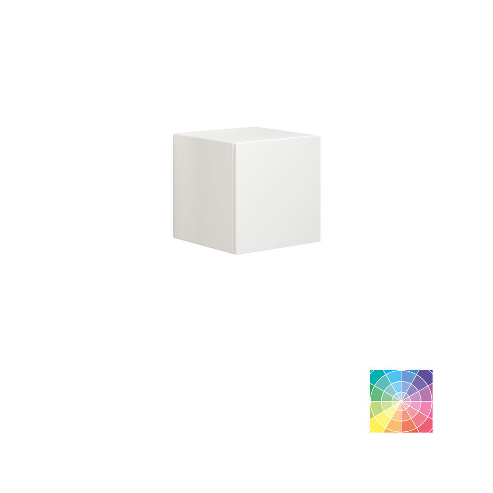 Stort og lyst baderom i minimalistisk stil med myke pastellfarger og elegante grønne nyanser, stilfullt rundt speil og moderne innredning