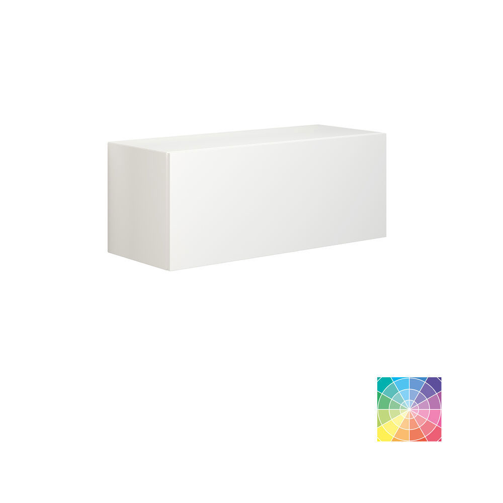 Stort og lyst baderom i minimalistisk stil med myke pastellfarger og elegante grønne nyanser, stilfullt rundt speil og moderne innredning