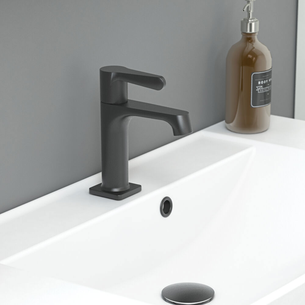 Stilfull baderomsinspirasjon med beige servantskap med innerskuff, overskap, åpen hylle, ovalt speil med belysning, matchende pendler, hylle under speilet, og vegghengt toalett. Vegger med lyse, avlange fliser