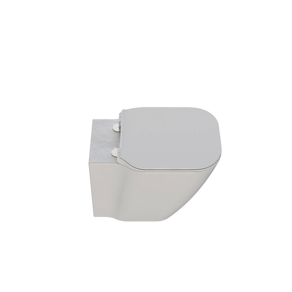 Lite, stilfullt baderom med mørkeblå vegger, myke gule baderomsmøbler med riller, og elegant rundt speil med lampe.