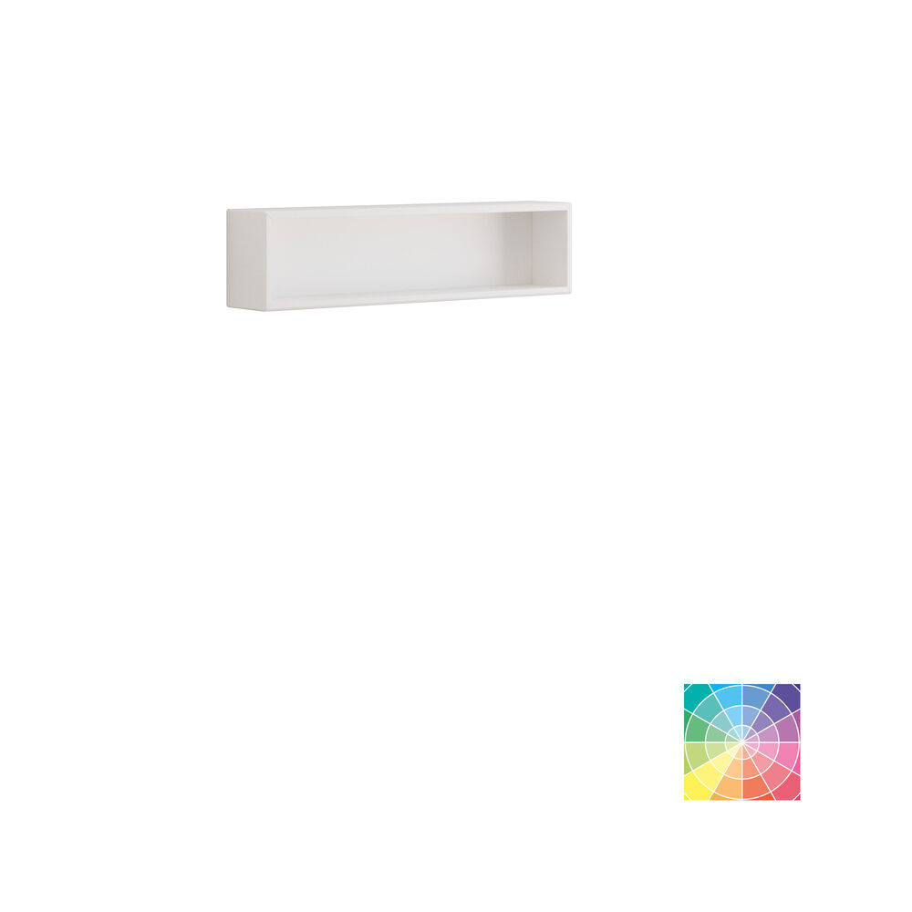 Lite, stilfullt baderom med mørkeblå vegger, myke gule baderomsmøbler med riller, og elegant rundt speil med lampe.