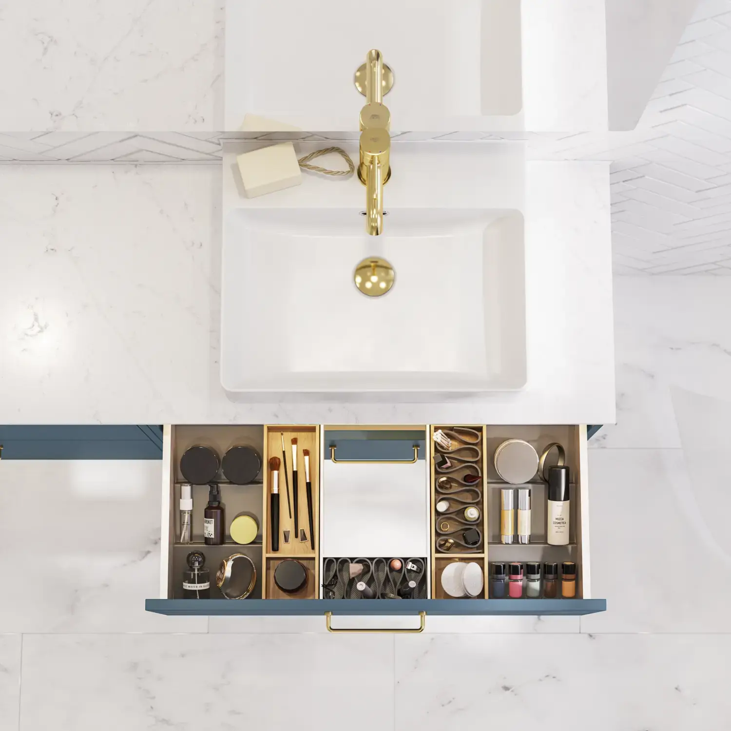 Baderomsinspirasjon med baderomsmøbler i moderne blå farge, elegant bordstående vask og stort firkantet speil med lys, hvite fiskebensfliser gir et stilfullt og klassisk uttrykk