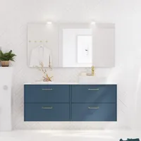 Baderomsinspirasjon med baderomsmøbler i moderne blå farge, elegant bordstående vask og stort firkantet speil med lys, hvite fiskebensfliser gir et stilfullt og klassisk uttrykk